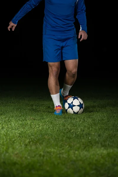Joueur de football faisant coup de pied avec le ballon — Photo