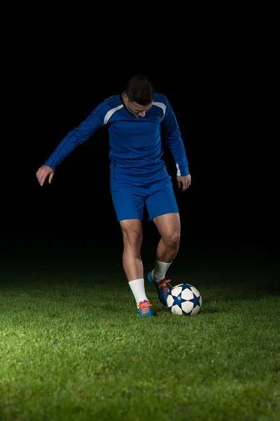 Joueur de football faisant coup de pied avec le ballon — Photo