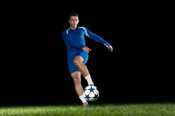 黒に分離されたボールを蹴ってプロのサッカー選手 — ストック写真
