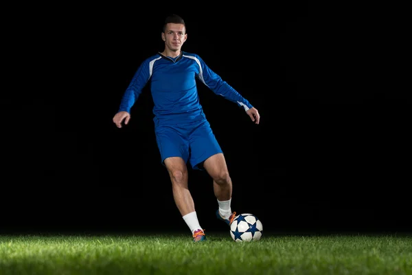 Jugador de fútbol con pelota en acción — Foto de Stock