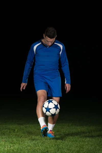 Joueur de football avec ballon en action — Photo