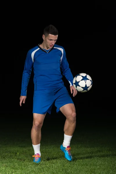 Fotbalový hráč dělá život s míčem — Stock fotografie