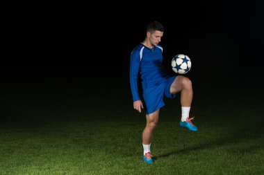 futbol oyuncusu tekme ile topu yapıyor