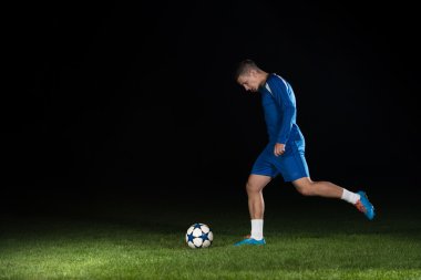 Siyah izole topu tekmeleme profesyonel futbolcu