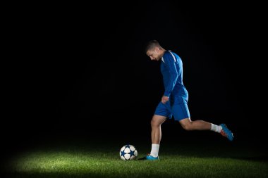 futbol oyuncusu tekme ile topu yapıyor