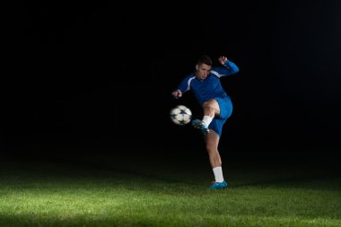 Siyah izole topu tekmeleme profesyonel futbolcu