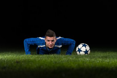 İtme yapıyor futbolcu Ups