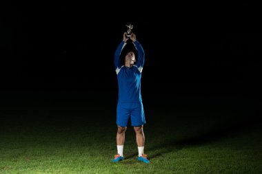 Futbol oyuncusu kazanmak Darbe tutarken zaferini kutluyor