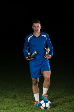 Futbol oyuncusu kazanmak Darbe tutarken zaferini kutluyor