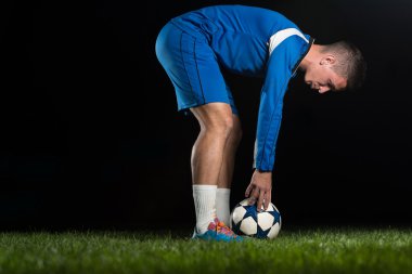 Futbol oyuncusu topu konumlandırır