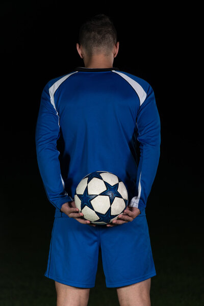 Задний вид Созидателя на черном фоне
