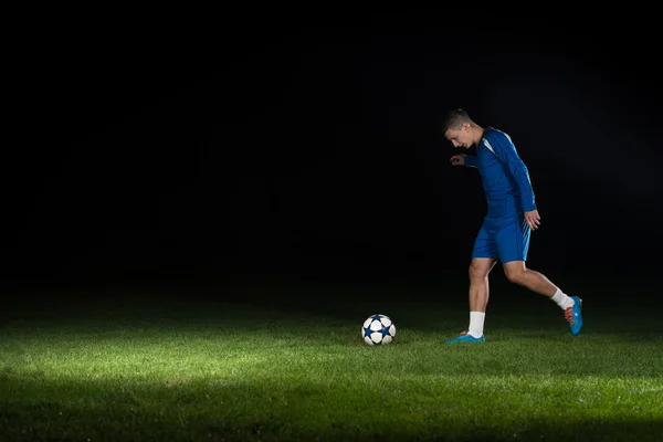 Jogador de futebol com bola em ação — Fotografia de Stock