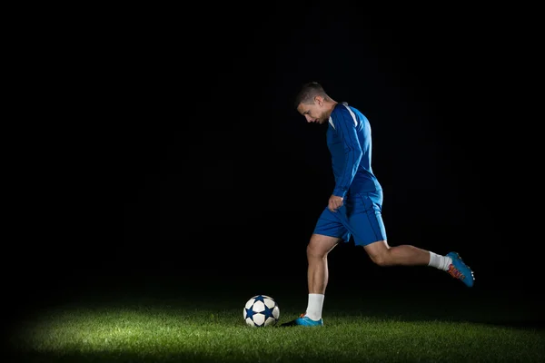 Jogador de futebol fazendo chute com bola — Fotografia de Stock