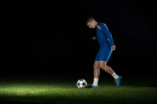 Joueur de football faisant coup de pied avec le ballon — Photo