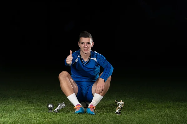 Jogador de futebol comemorando a vitória enquanto segurando Win Coup — Fotografia de Stock