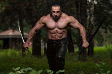 Antik kılıç tutan avcı