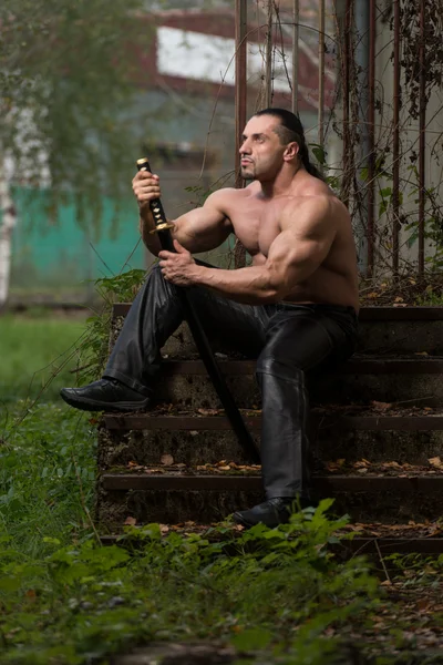 Retrato de un antiguo guerrero musculoso con espada — Foto de Stock
