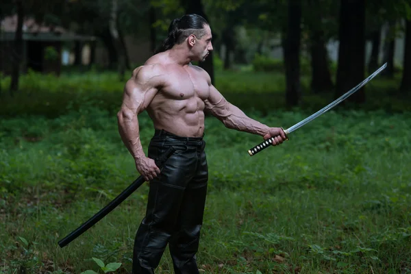 Retrato de homem perigoso com espada antiga — Fotografia de Stock