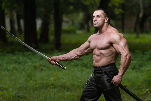 Homme fort avec épée de samouraï — Photo