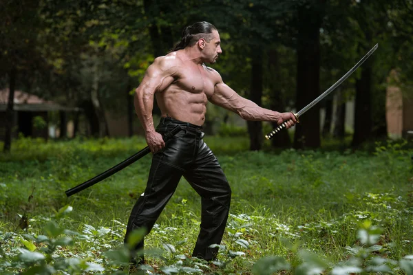 Combatiente sosteniendo la espada antigua —  Fotos de Stock