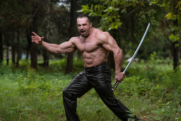 Homme dessinant l'épée ancienne en légitime défense — Photo