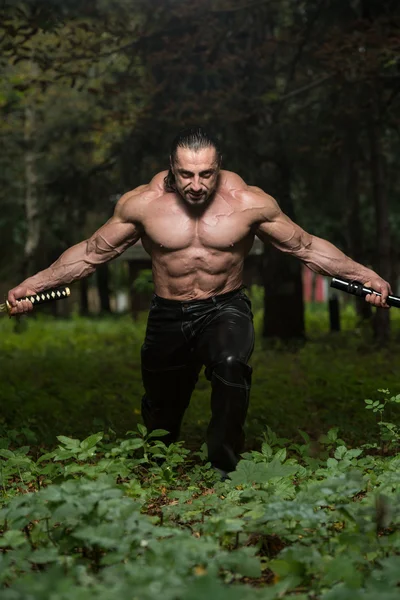 Hombre fuerte con espada samurai —  Fotos de Stock