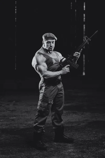 Makineli tüfek ile kendine güvenen erkek portre — Stok fotoğraf