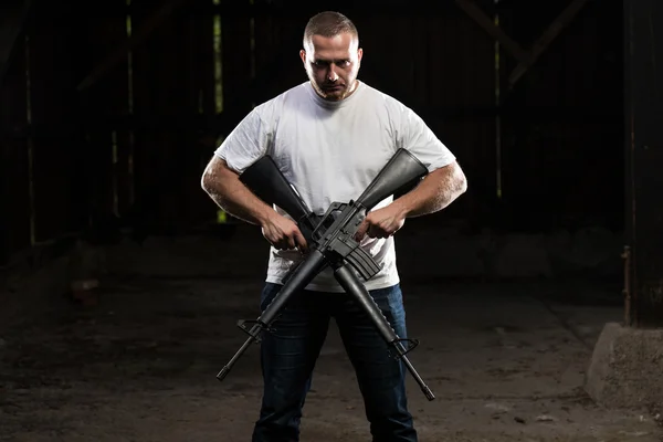 Makineli tüfek olan bir adam portresi — Stok fotoğraf