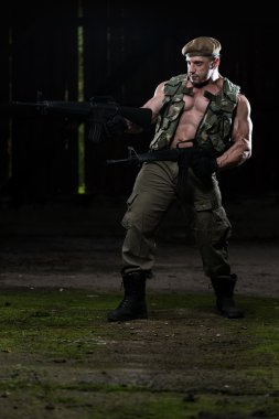 Asker çizim makineli tüfek kendini savunma