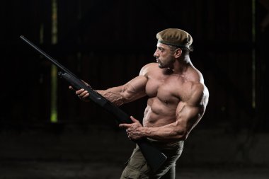 Asker çizim makineli tüfek kendini savunma