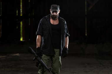 Makineli tüfek ile tehlikeli bir adam portresi