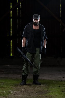 Makineli tüfek tutarak avcı