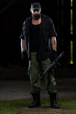 Makineli tüfek ile tehlikeli bir adam portresi