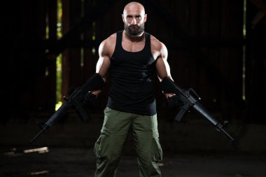 Makineli tüfek tutarak avcı