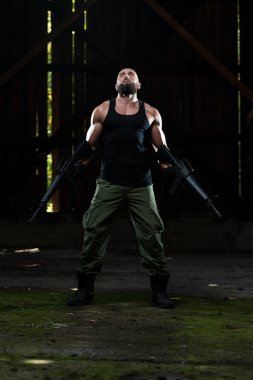 Makineli tüfek ile tehlikeli bir adam portresi