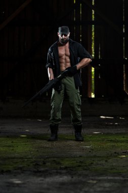 Sakallı adam bir makineli tüfek ile