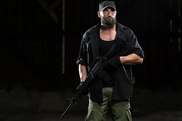 機関銃を持つ危険な男の肖像画 — ストック写真