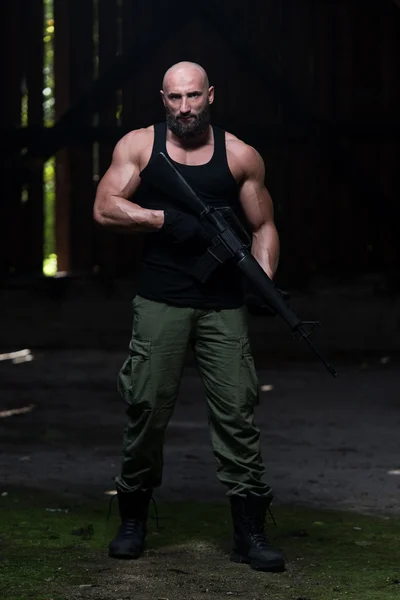 Beard Man met een machinegeweer — Stockfoto