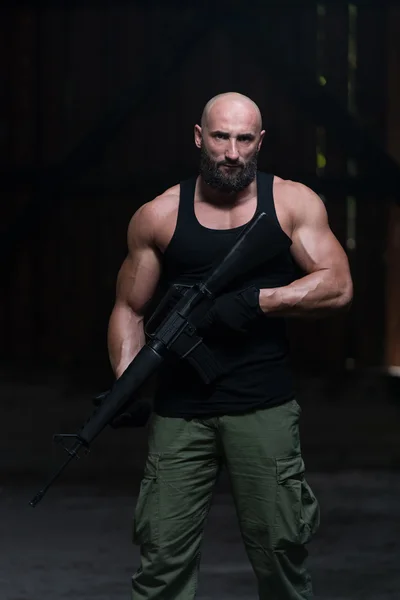 Makineli tüfek ile tehlikeli bir adam portresi — Stok fotoğraf