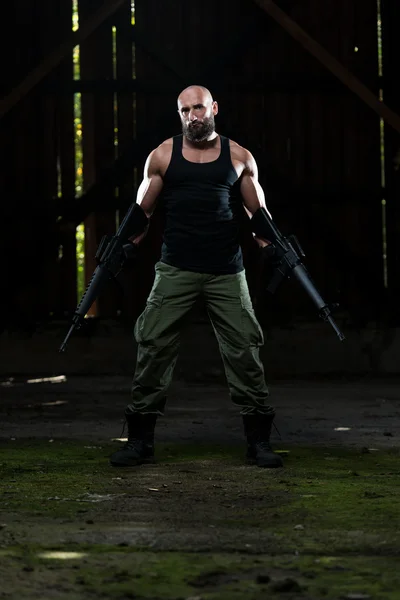 Retrato de um homem com metralhadora — Fotografia de Stock