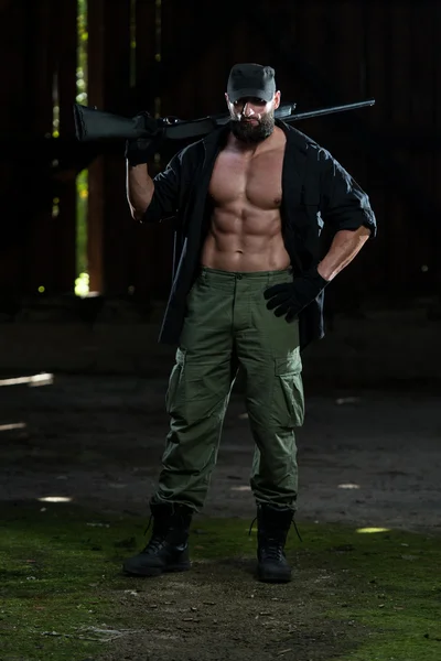 Muscular Man Holding Machine Gun — Stock Photo, Image