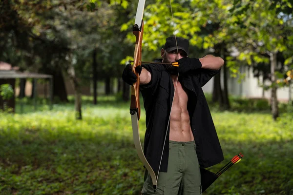 Caucasian Man Training With The Bow — Stock Photo, Image