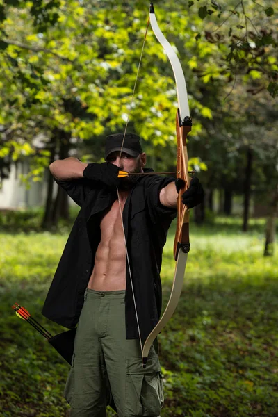 Man With A Bow And Arrows In Woods — Stock Photo, Image