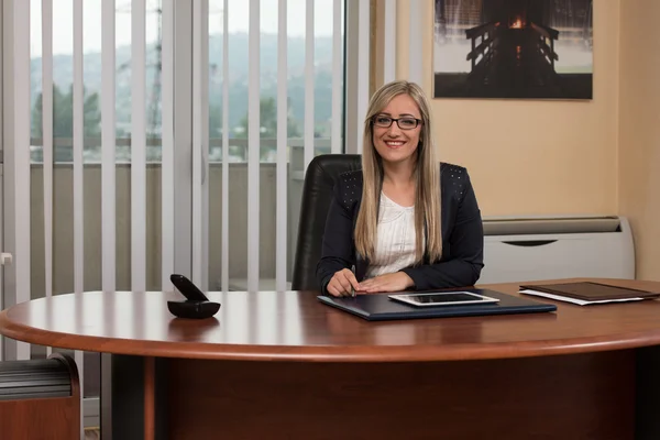 Femme d'affaires sur une pause avec son pavé tactile — Photo