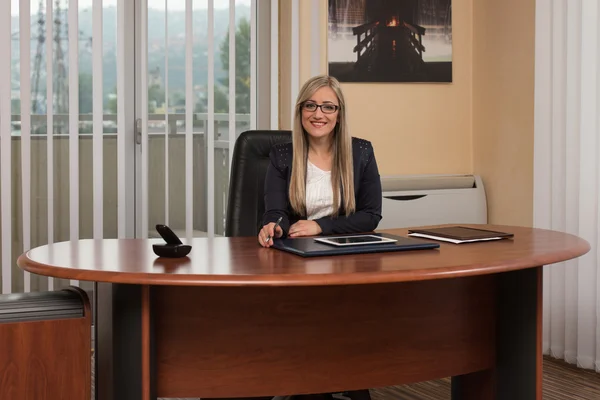 Heureuse femme d'affaires dans le bureau — Photo