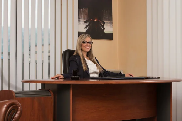 Ung affärskvinna slappnar sitter på kontoret — Stockfoto