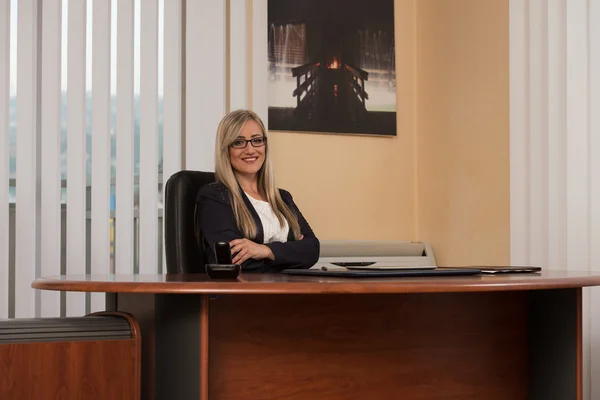 Femme d'affaires se détendre sur la chaise de bureau — Photo