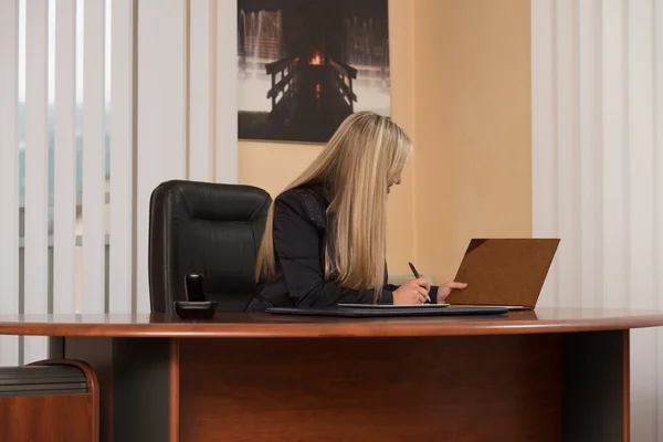 Affärskvinna som arbetar med dokument i office — Stockfoto