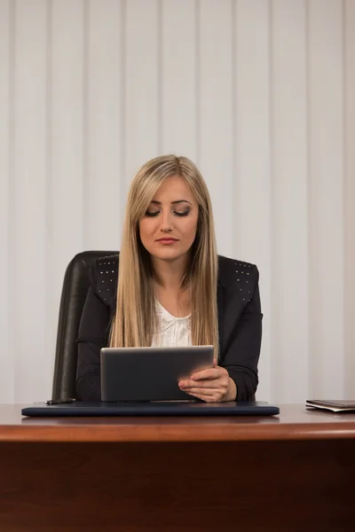 Jonge vrouw werken op computer in kantoor — Stockfoto