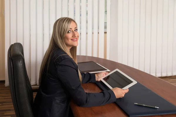 Mujer de negocios en un descanso con su almohadilla táctil — Foto de Stock